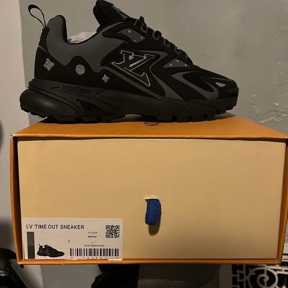 Louis Vuitton TIME OUT SNEAKERS size 7 in men - Picture 3 of 4